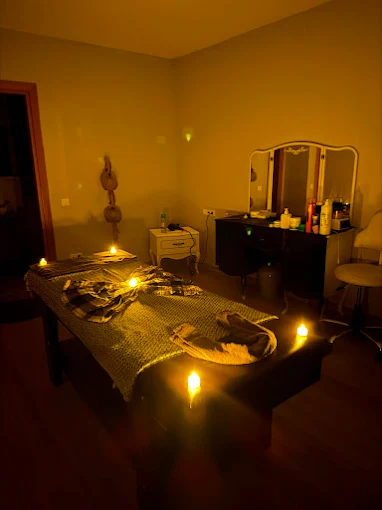 Mum ışığında hazırlanmış masaj odası — Veloura Spa Nilüfer